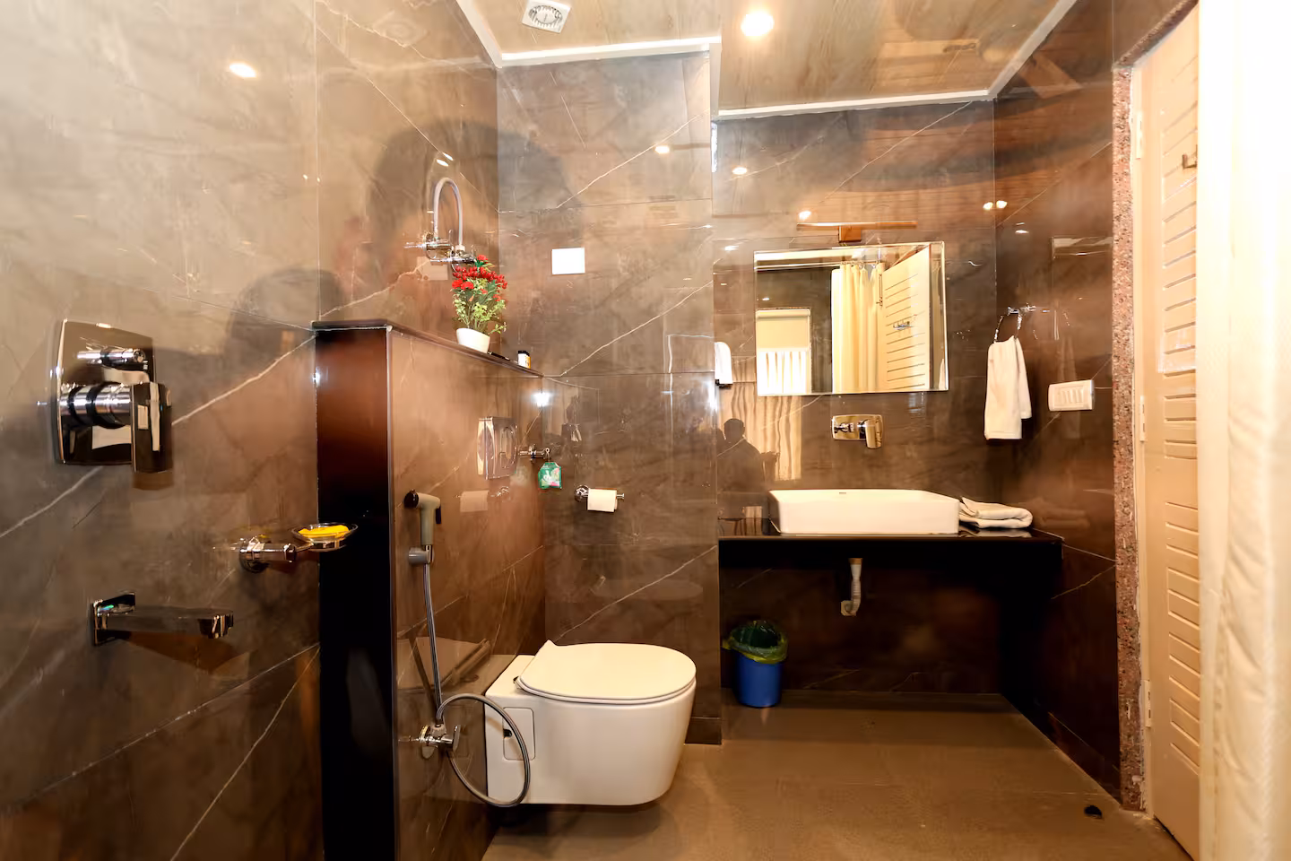 Private attached bathroom with marble finishes at Polaris Golden Wood, Chhiyal, Manali